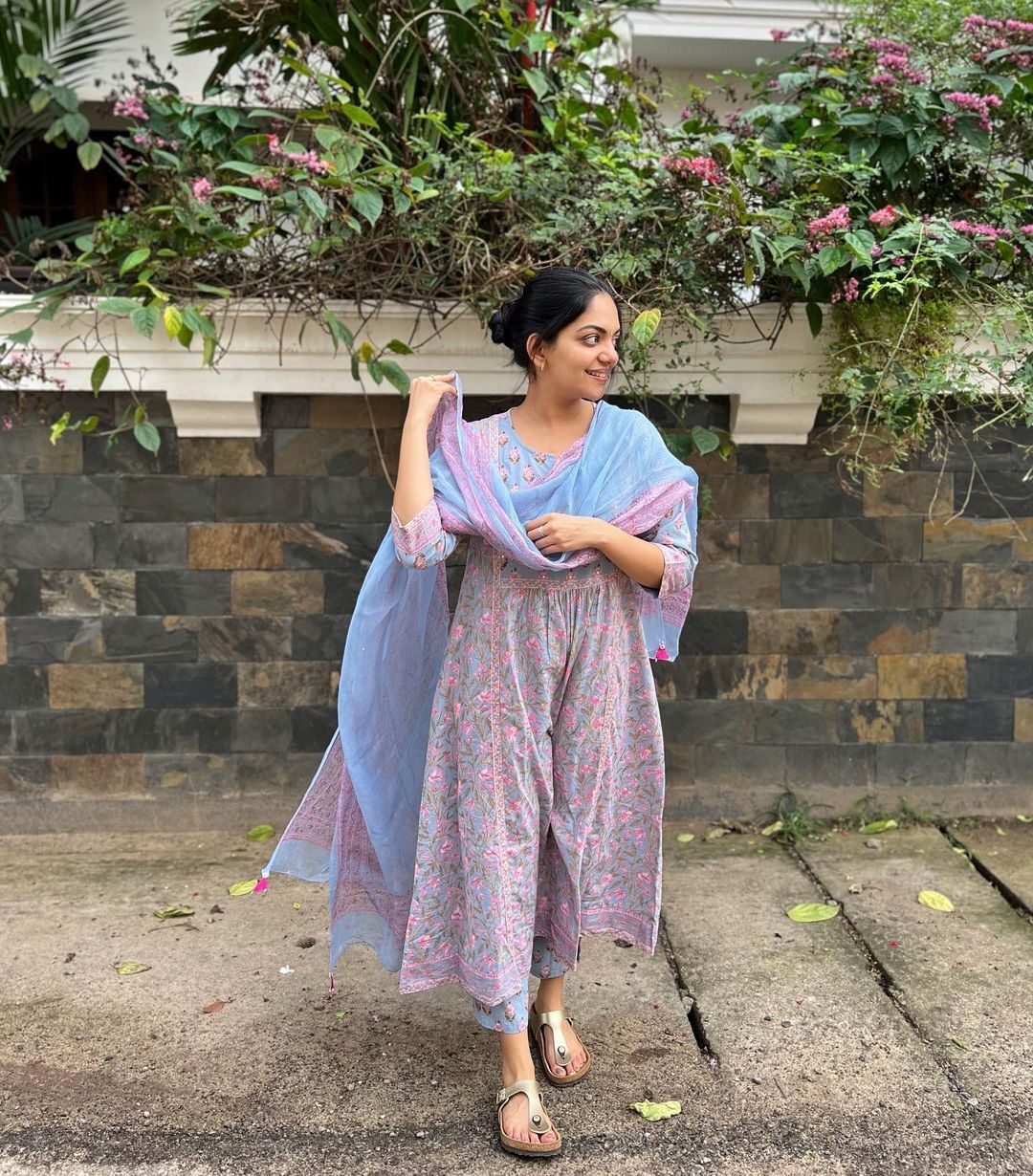  'ശ്ശെടാ, ഇതെന്തൊക്കെ ഭാവങ്ങളാണ്, കണ്ണാണ് മെയിൻ'; അഹാനയുടെ സൂപ്പർ കൂൾ ഫോട്ടോസ് വൈറൽ