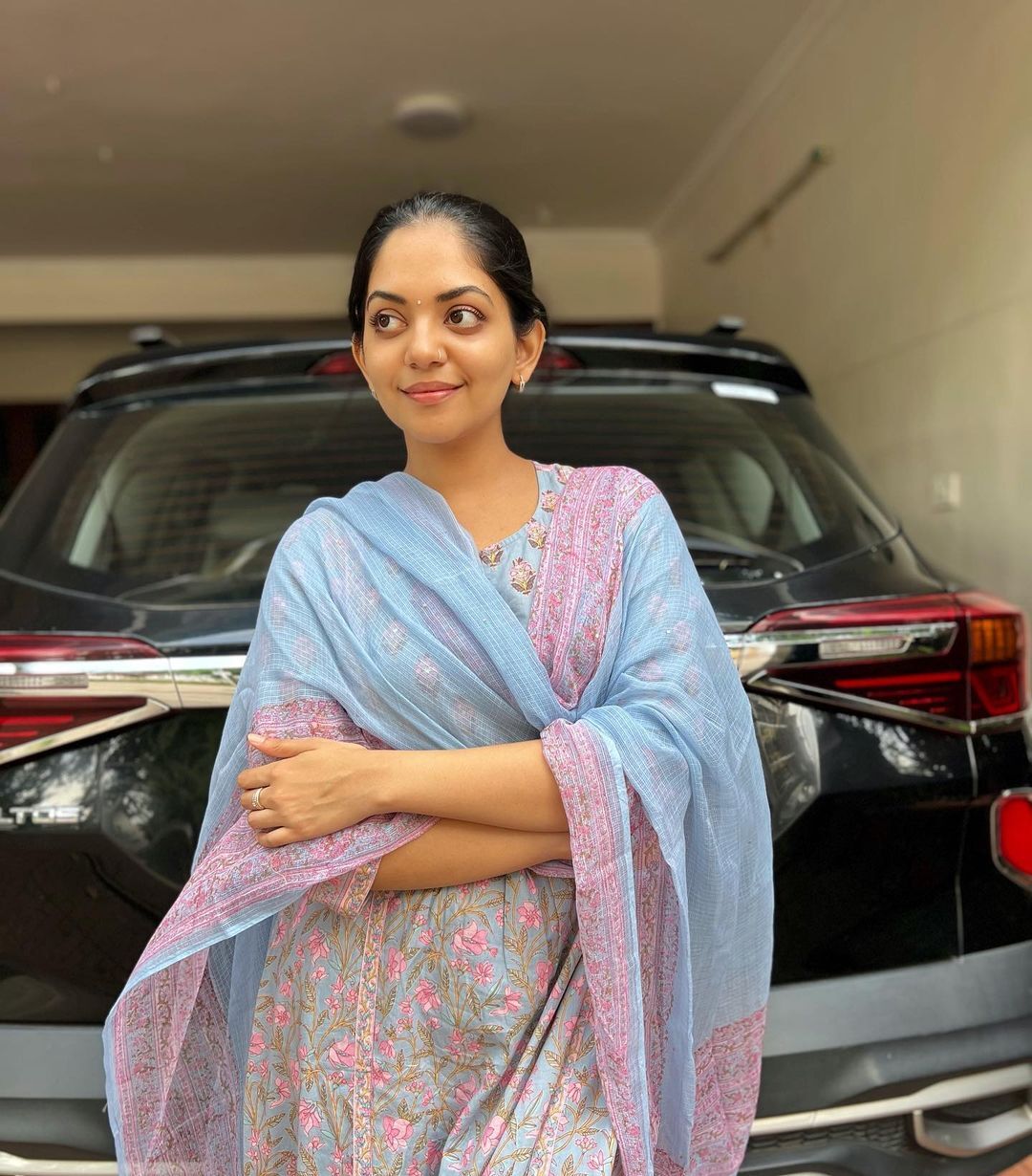  'ശ്ശെടാ, ഇതെന്തൊക്കെ ഭാവങ്ങളാണ്, കണ്ണാണ് മെയിൻ'; അഹാനയുടെ സൂപ്പർ കൂൾ ഫോട്ടോസ് വൈറൽ