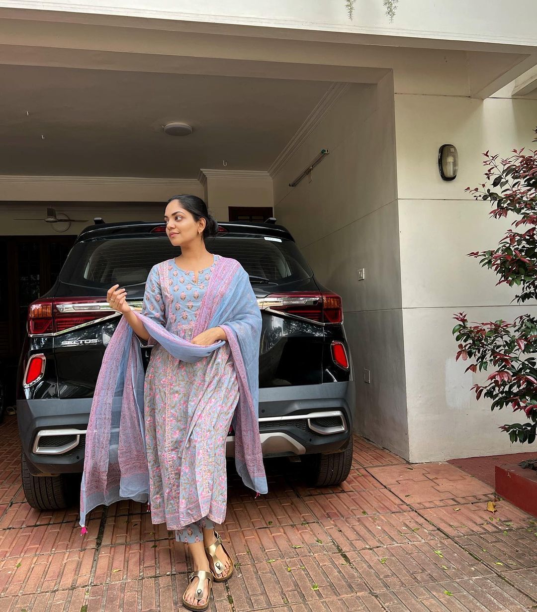  'ശ്ശെടാ, ഇതെന്തൊക്കെ ഭാവങ്ങളാണ്, കണ്ണാണ് മെയിൻ'; അഹാനയുടെ സൂപ്പർ കൂൾ ഫോട്ടോസ് വൈറൽ