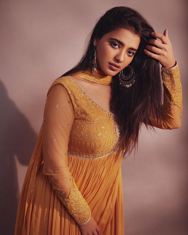 హీరోయిన్ కేతికా శర్మ అందాల సోయగాలు
