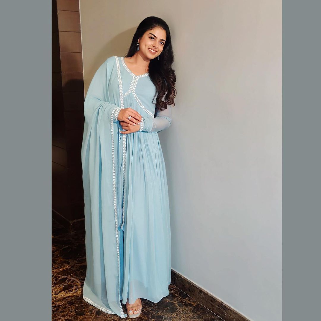 క్యూట్ అందాలతో మైమరిపిస్తున్న సొట్టబుగ్గుల సుందరి సిద్ధి ఇద్నాని 