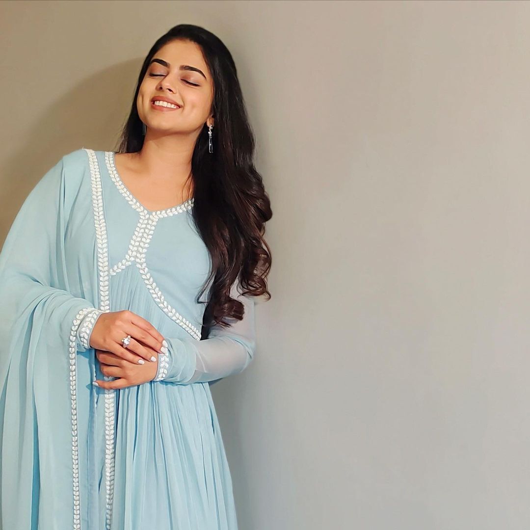 క్యూట్ అందాలతో మైమరిపిస్తున్న సొట్టబుగ్గుల సుందరి సిద్ధి ఇద్నాని 