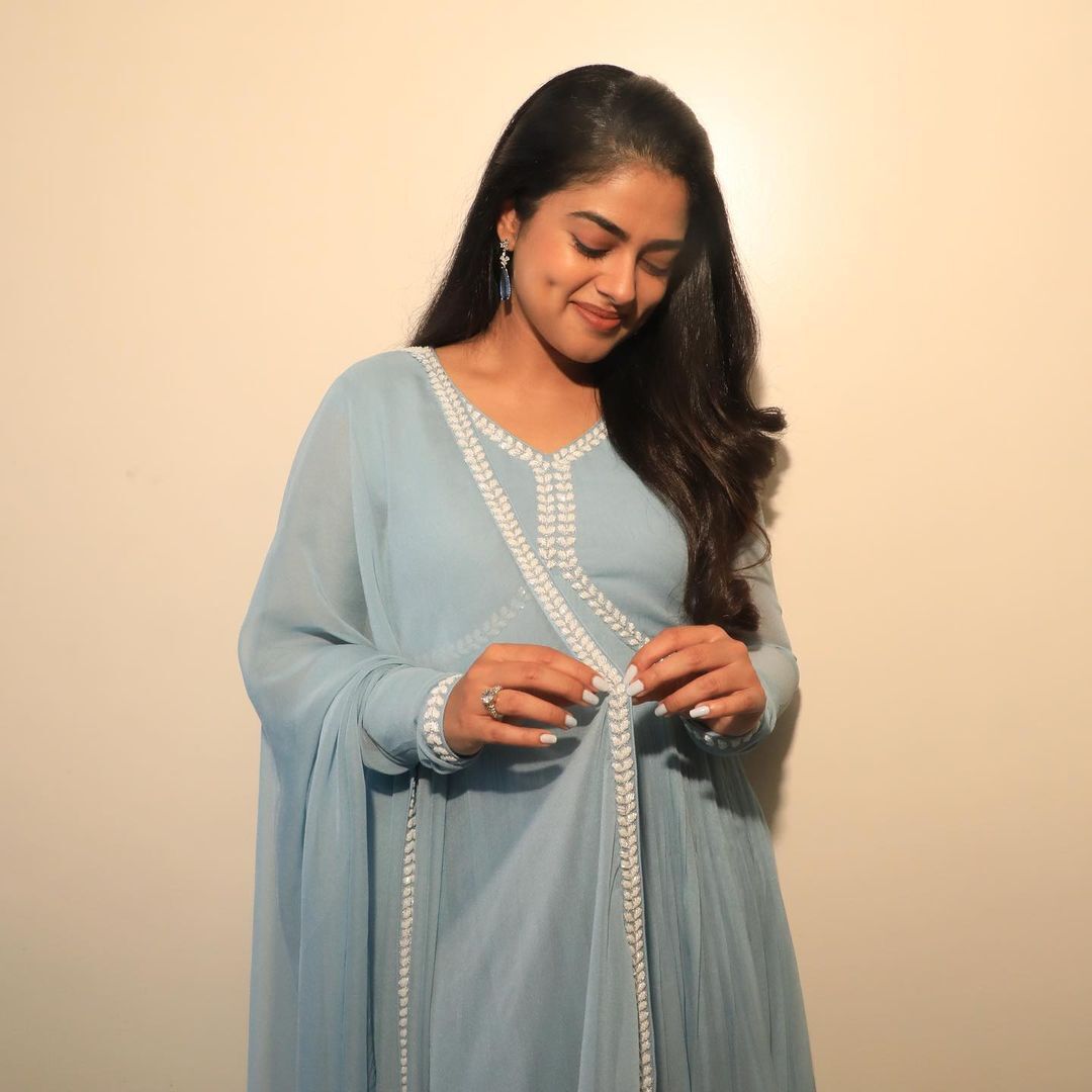 క్యూట్ అందాలతో మైమరిపిస్తున్న సొట్టబుగ్గుల సుందరి సిద్ధి ఇద్నాని 