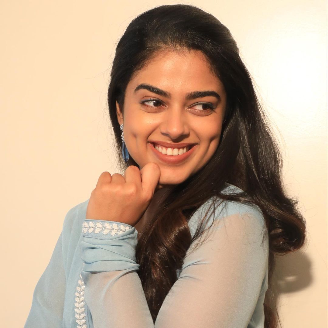 క్యూట్ అందాలతో మైమరిపిస్తున్న సొట్టబుగ్గుల సుందరి సిద్ధి ఇద్నాని 