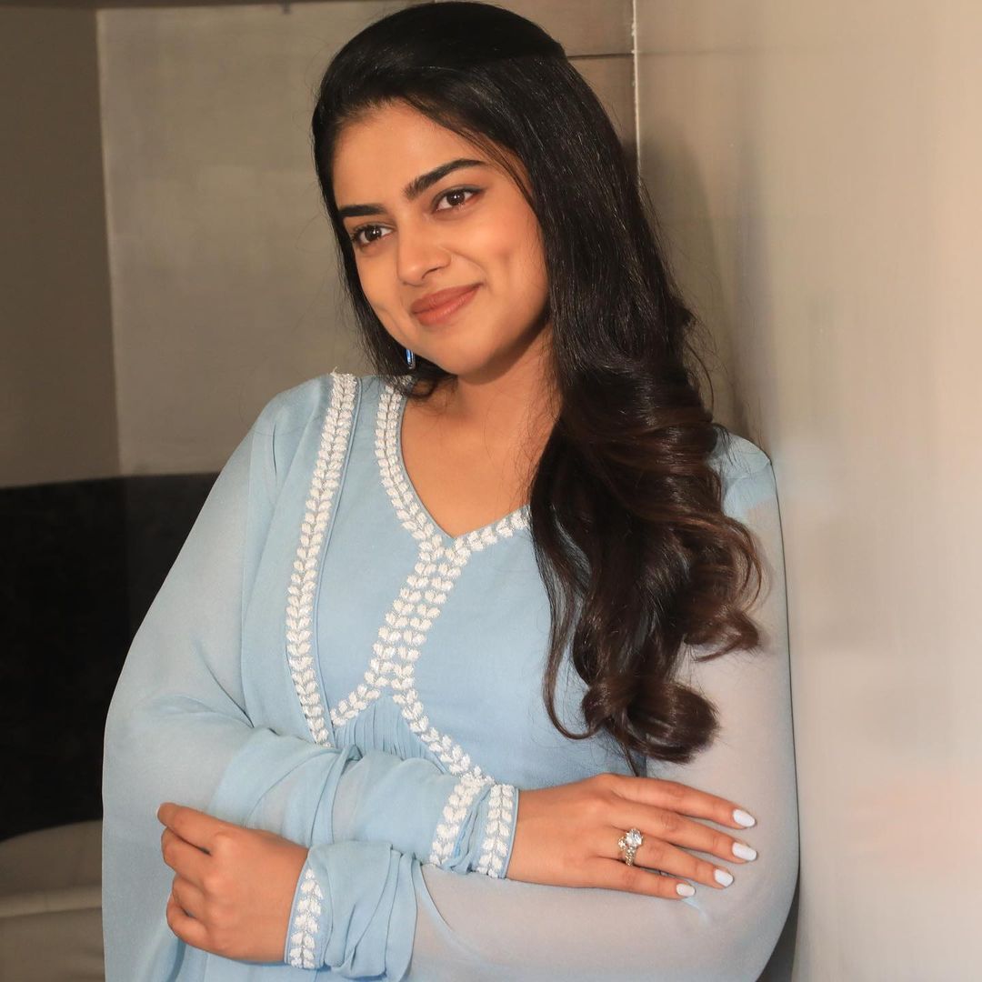 క్యూట్ అందాలతో మైమరిపిస్తున్న సొట్టబుగ్గుల సుందరి సిద్ధి ఇద్నాని 