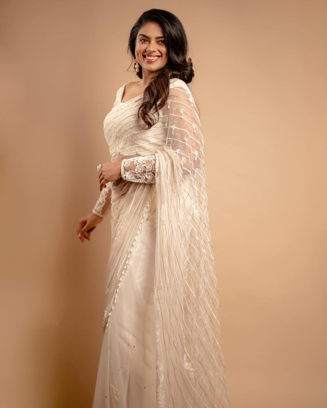 క్యూట్ అందాలతో మైమరిపిస్తున్న సొట్టబుగ్గుల సుందరి సిద్ధి ఇద్నాని 