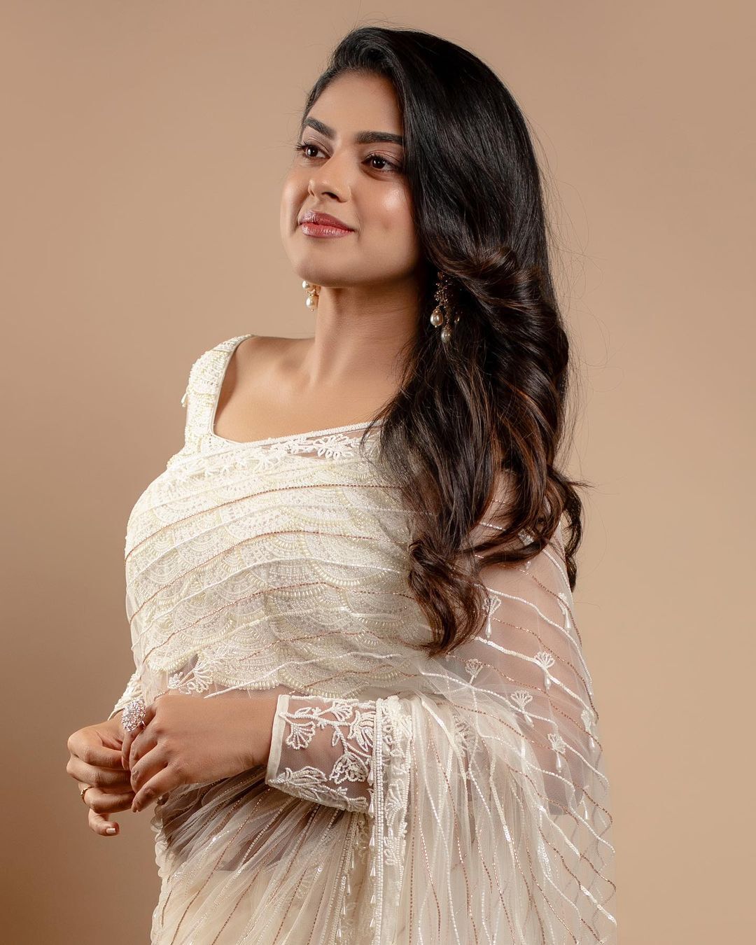 క్యూట్ అందాలతో మైమరిపిస్తున్న సొట్టబుగ్గుల సుందరి సిద్ధి ఇద్నాని 