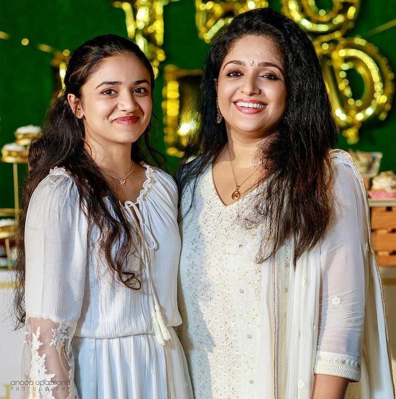 മീനാക്ഷിയെ ചേർത്ത് പിടിച്ച് കാവ്യ മാധവന്‍: ചിത്രം വൈറല്‍, മീനൂട്ടി മഞ്ജു വാര്യറെ മറന്നോയെന്ന് ആരാധകർ