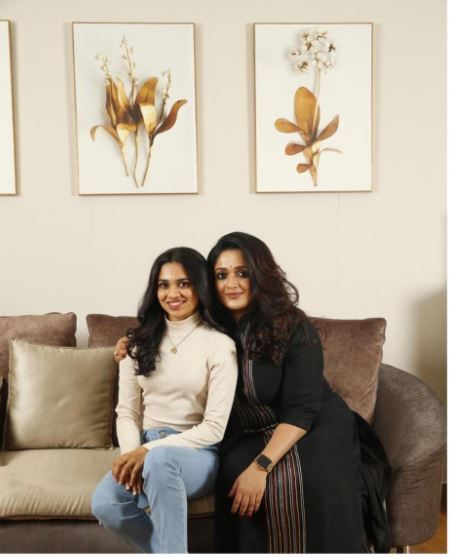 മീനാക്ഷിയെ ചേർത്ത് പിടിച്ച് കാവ്യ മാധവന്‍: ചിത്രം വൈറല്‍, മീനൂട്ടി മഞ്ജു വാര്യറെ മറന്നോയെന്ന് ആരാധകർ