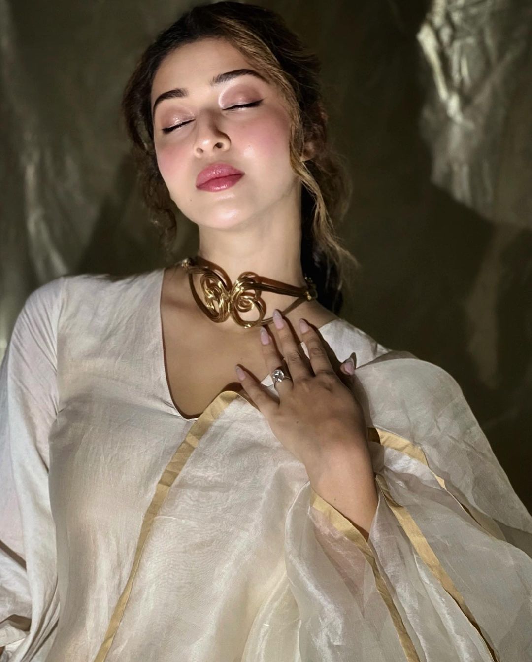 సోనారిక భాడోరియా సొగసైన అందాలు.. 