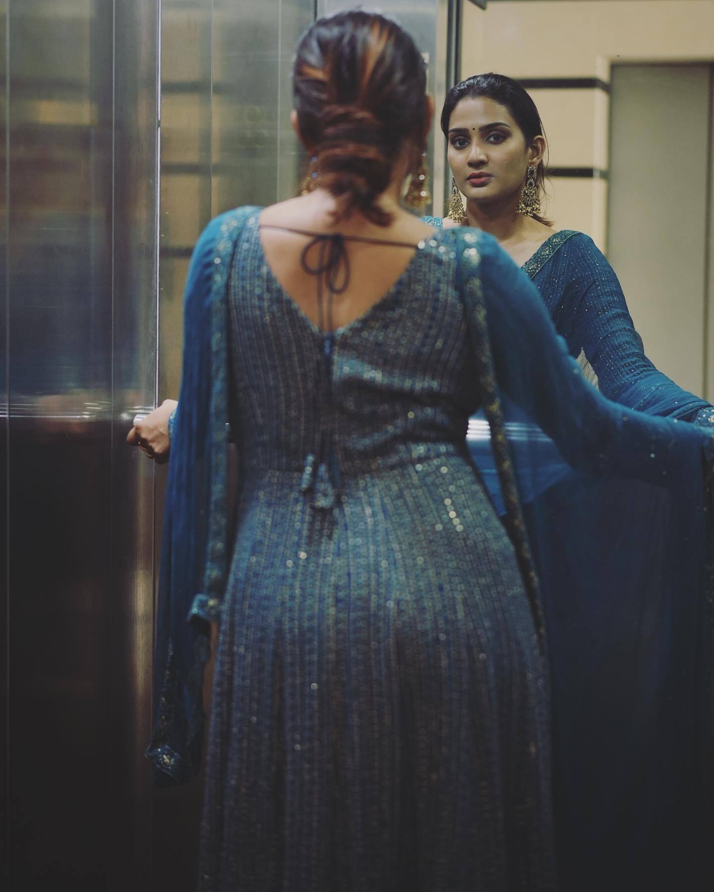 ട്രാന്‍സ്പരന്റ് ഡ്രെസില്‍ ഗ്ലാമറസ് പോസുമായി അദിതി; വൈറല്‍ ചിത്രങ്ങള്‍