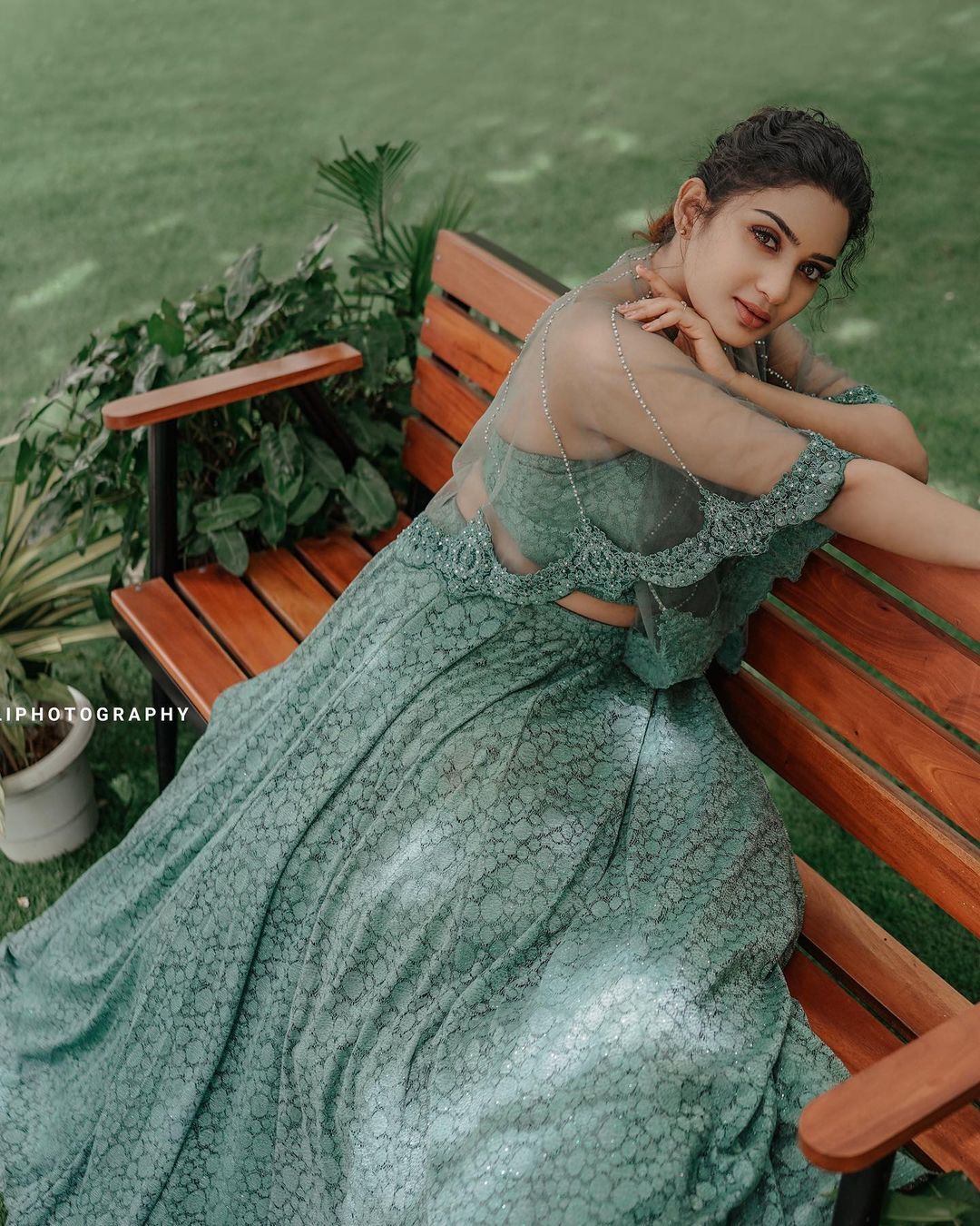 ട്രാന്‍സ്പരന്റ് ഡ്രെസില്‍ ഗ്ലാമറസ് പോസുമായി അദിതി; വൈറല്‍ ചിത്രങ്ങള്‍