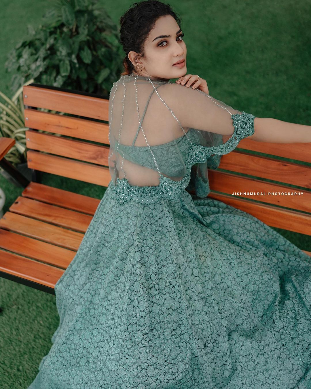 ട്രാന്‍സ്പരന്റ് ഡ്രെസില്‍ ഗ്ലാമറസ് പോസുമായി അദിതി; വൈറല്‍ ചിത്രങ്ങള്‍