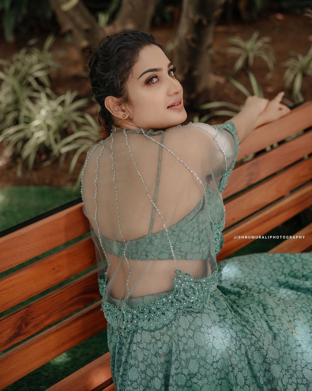 ട്രാന്‍സ്പരന്റ് ഡ്രെസില്‍ ഗ്ലാമറസ് പോസുമായി അദിതി; വൈറല്‍ ചിത്രങ്ങള്‍