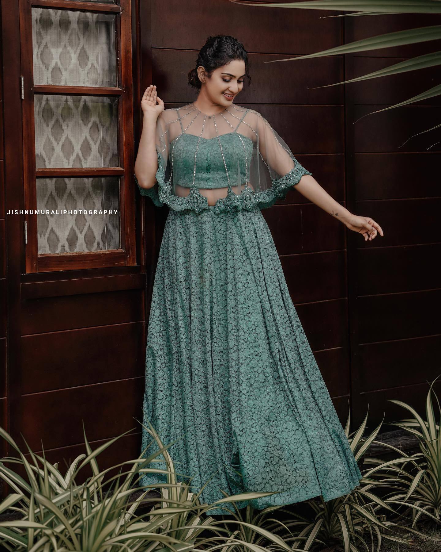 ട്രാന്‍സ്പരന്റ് ഡ്രെസില്‍ ഗ്ലാമറസ് പോസുമായി അദിതി; വൈറല്‍ ചിത്രങ്ങള്‍