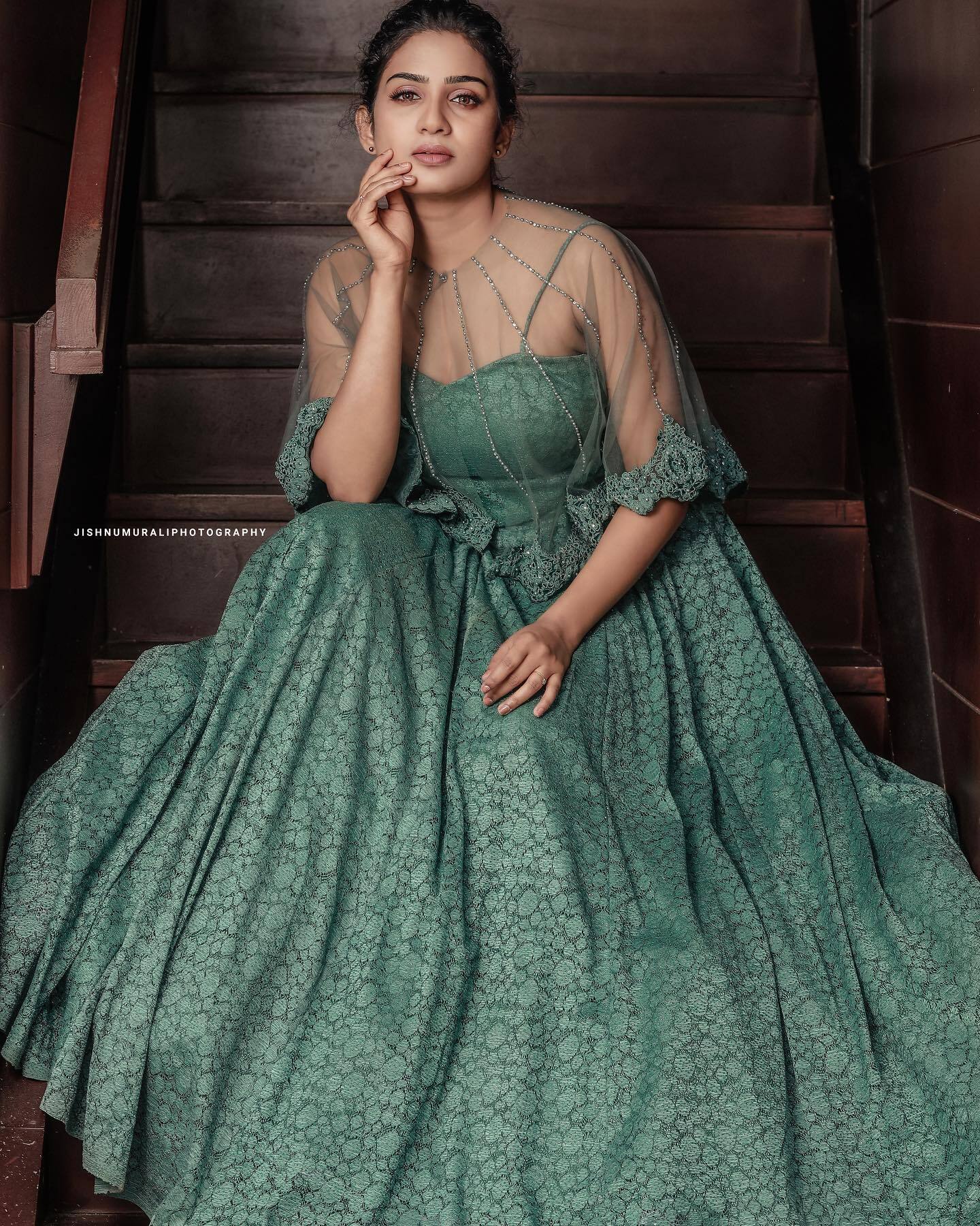 ട്രാന്‍സ്പരന്റ് ഡ്രെസില്‍ ഗ്ലാമറസ് പോസുമായി അദിതി; വൈറല്‍ ചിത്രങ്ങള്‍