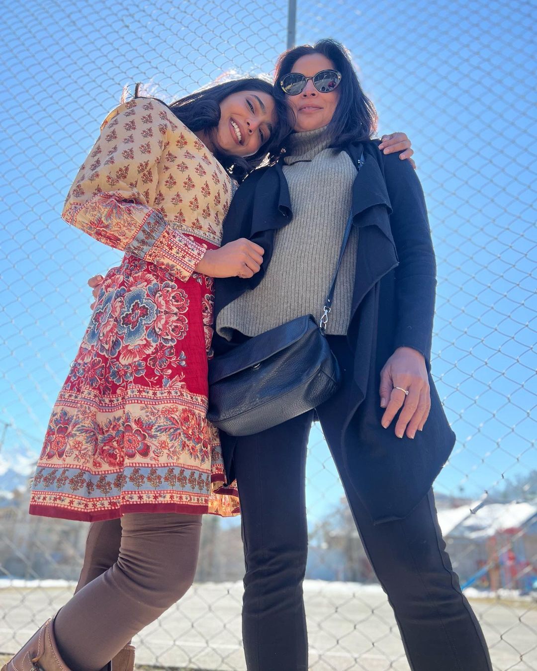 ആര്യയോടൊപ്പം അടിച്ചുപൊളിച്ച് ഐഷു, വൈറൽ ചിത്രങ്ങൾ ഏറ്റെടുത്ത് ആരാധക