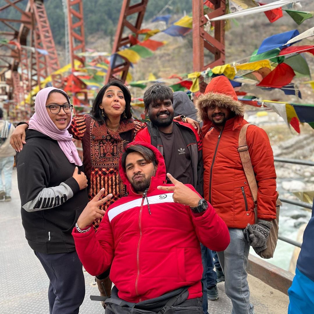 ആര്യയോടൊപ്പം അടിച്ചുപൊളിച്ച് ഐഷു, വൈറൽ ചിത്രങ്ങൾ ഏറ്റെടുത്ത് ആരാധക