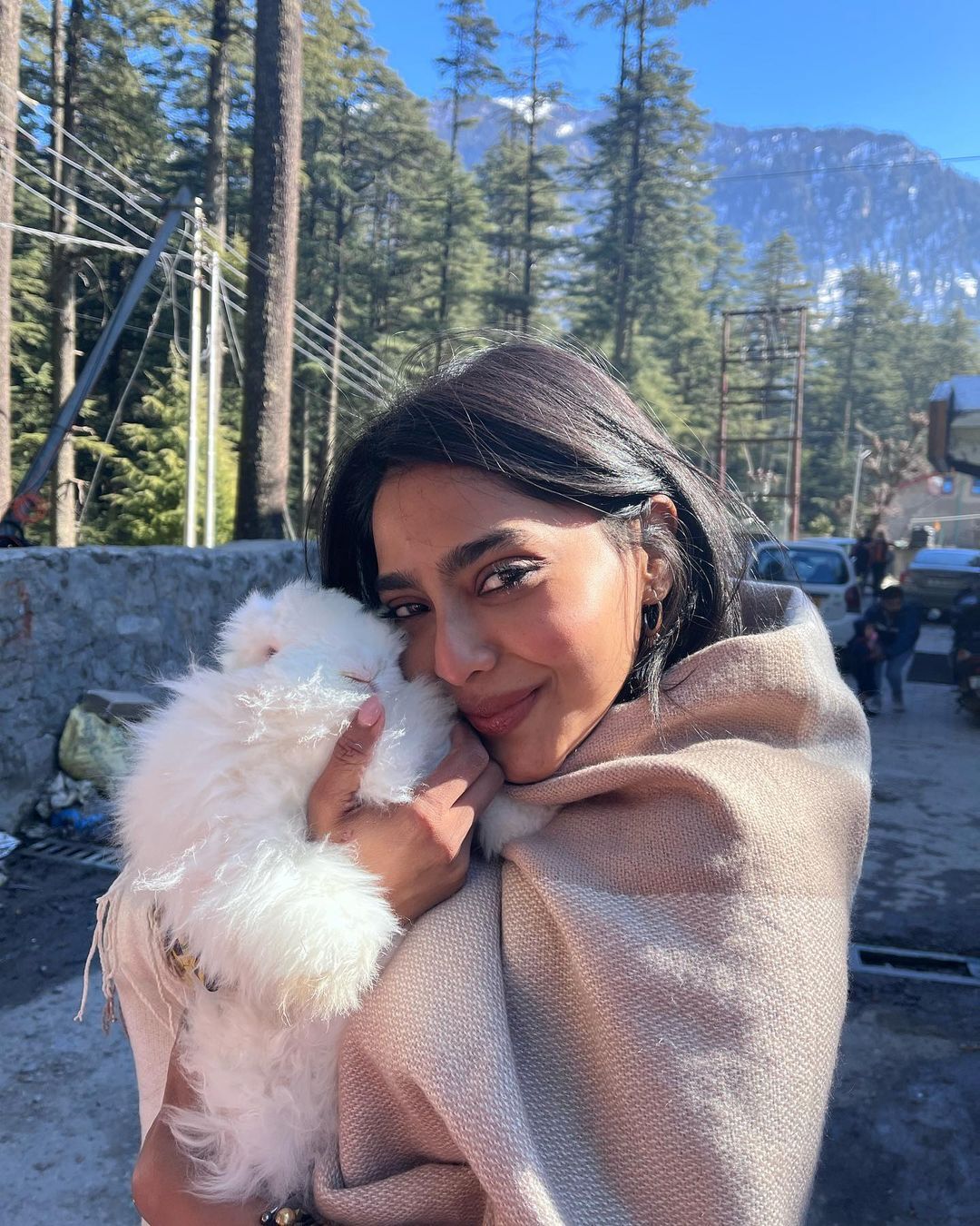 ആര്യയോടൊപ്പം അടിച്ചുപൊളിച്ച് ഐഷു, വൈറൽ ചിത്രങ്ങൾ ഏറ്റെടുത്ത് ആരാധക