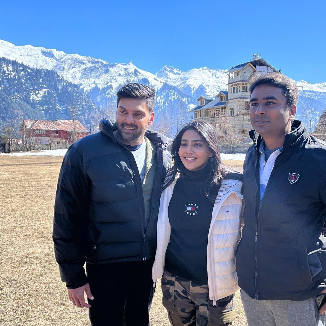 ആര്യയോടൊപ്പം അടിച്ചുപൊളിച്ച് ഐഷു, വൈറൽ ചിത്രങ്ങൾ ഏറ്റെടുത്ത് ആരാധക