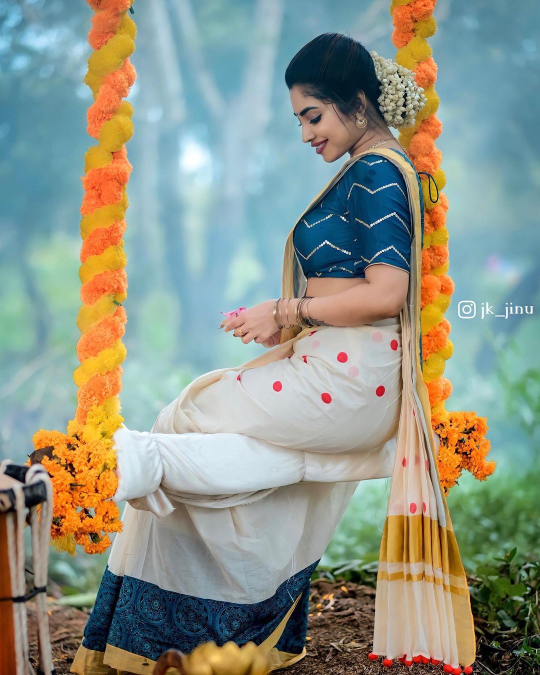 ഓണപ്പാട്ടില്‍ ഊഞ്ഞാലാടി അമേയ, അടിച്ചുപൊളിക്കുകയാണോ എന്ന് ആരാധകര്‍, വൈറല്‍ ചിത്രങ്ങള്‍