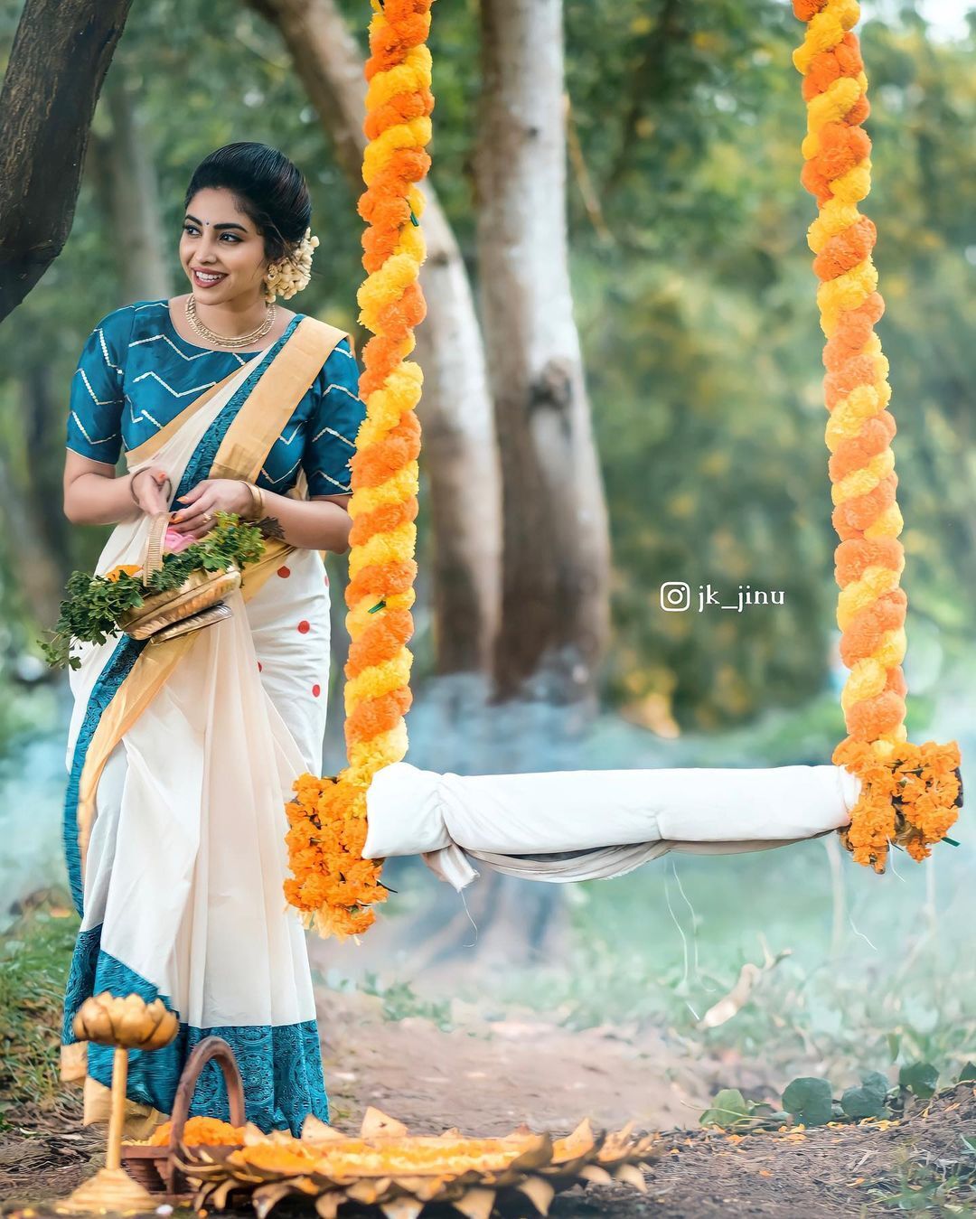 ഓണപ്പാട്ടില്‍ ഊഞ്ഞാലാടി അമേയ, അടിച്ചുപൊളിക്കുകയാണോ എന്ന് ആരാധകര്‍, വൈറല്‍ ചിത്രങ്ങള്‍
