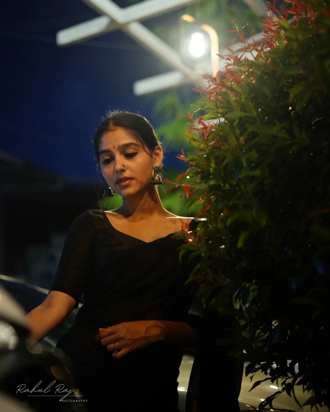 ശരിക്കും ലേഡി ഓഫ് മൂണ്‍ തന്നെ..; കറുപ്പില്‍ തിളങ്ങി അനശ്വര, വൈറല്‍ ചിത്രങ്ങള്‍