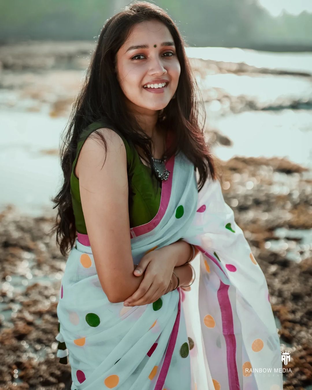 സാരിയിൽ സുന്ദരിയായി അനിഖ, ബുട്ടബോമ്മ ലുക്കാണോ ഇതെന്ന് ആരാധകർ