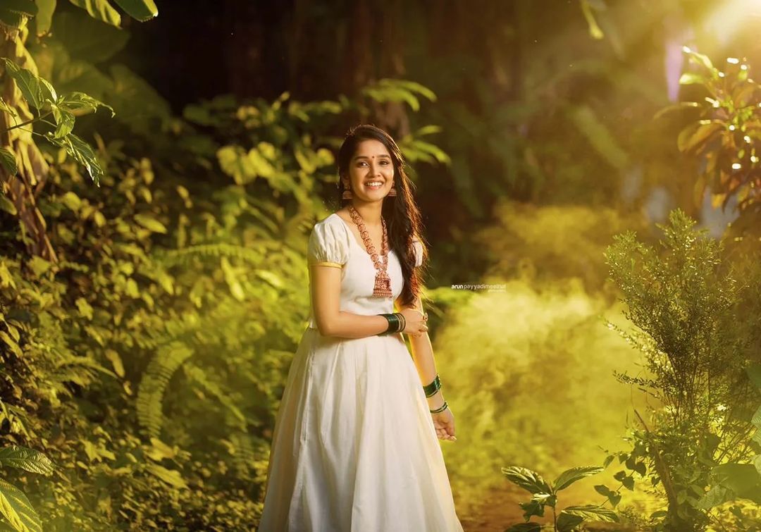 സാരിയിൽ സുന്ദരിയായി അനിഖ, ബുട്ടബോമ്മ ലുക്കാണോ ഇതെന്ന് ആരാധകർ