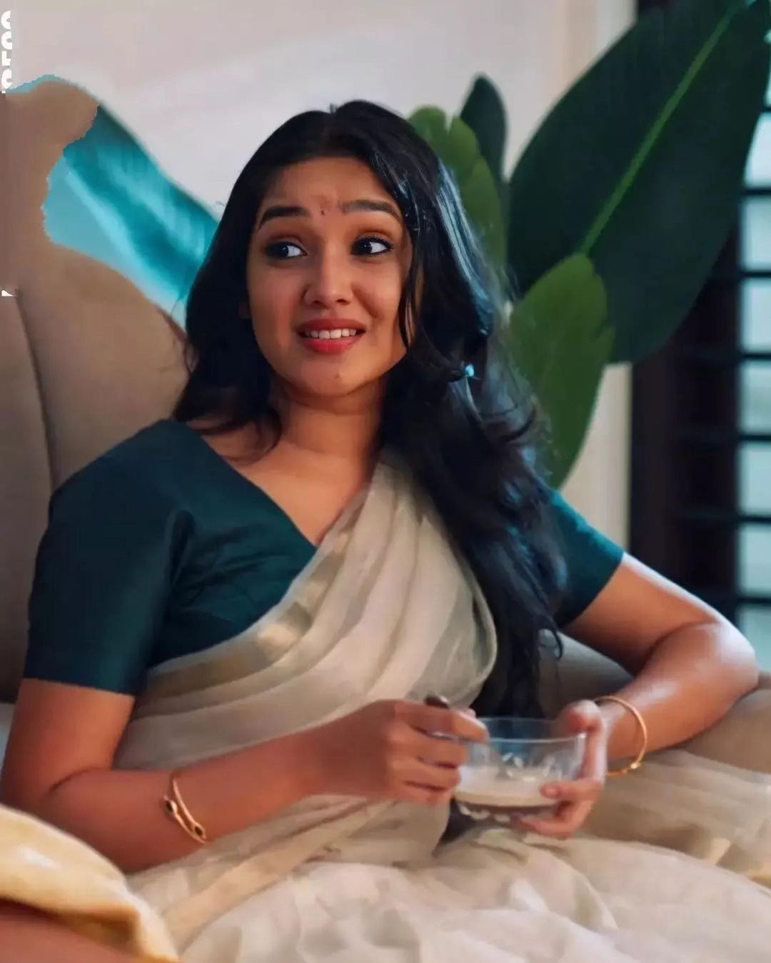 സാരിയിൽ സുന്ദരിയായി അനിഖ, ബുട്ടബോമ്മ ലുക്കാണോ ഇതെന്ന് ആരാധകർ