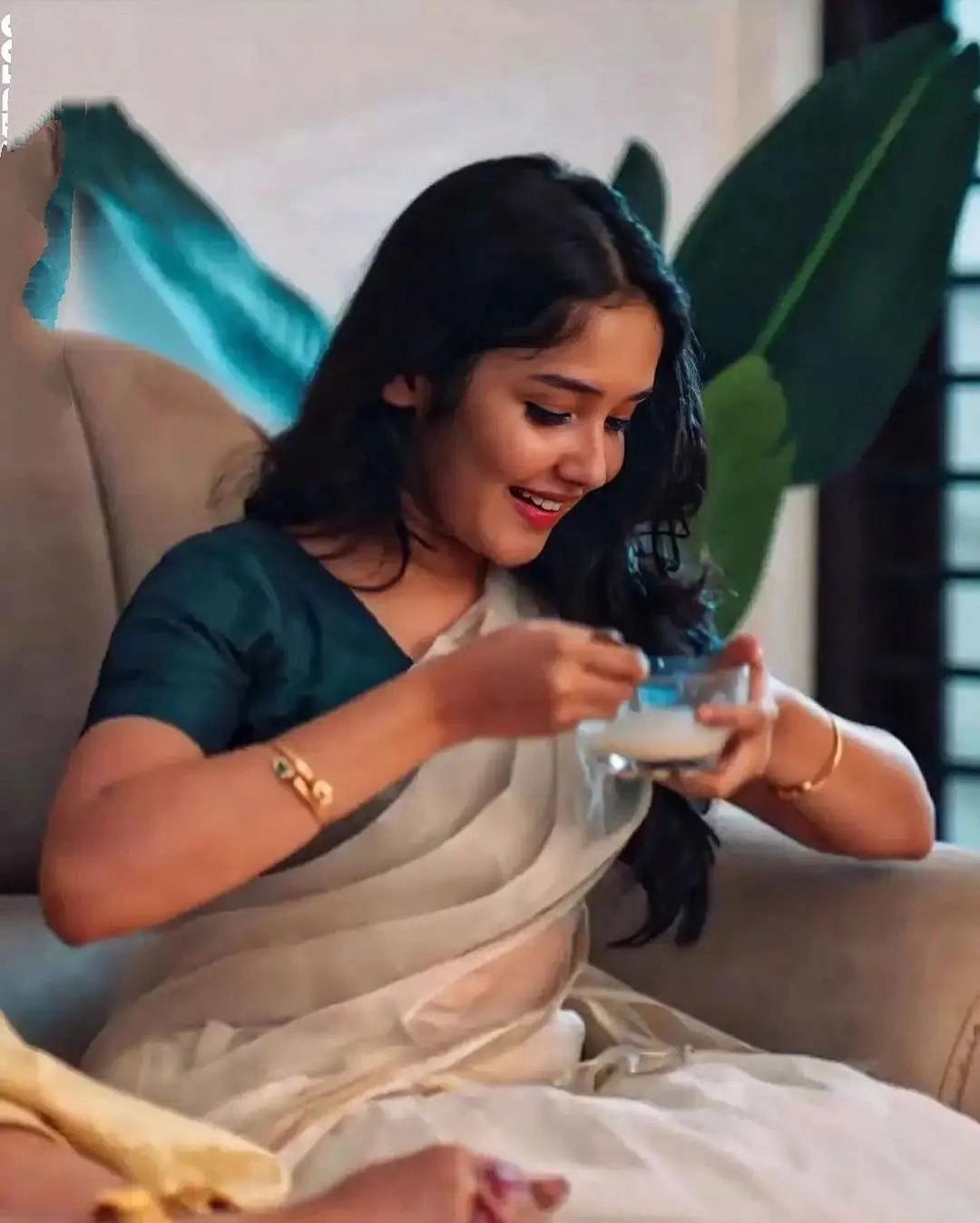 സാരിയിൽ സുന്ദരിയായി അനിഖ, ബുട്ടബോമ്മ ലുക്കാണോ ഇതെന്ന് ആരാധകർ