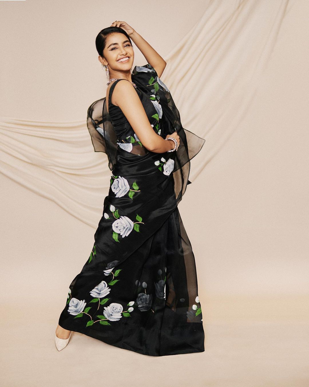 ദേ..നോക്കിയേ..എന്നാ ക്യൂട്ടാ ഈ കൊച്ച്: അനുപമയുടെ വൈറൽ ചിത്രങ്ങൾ 