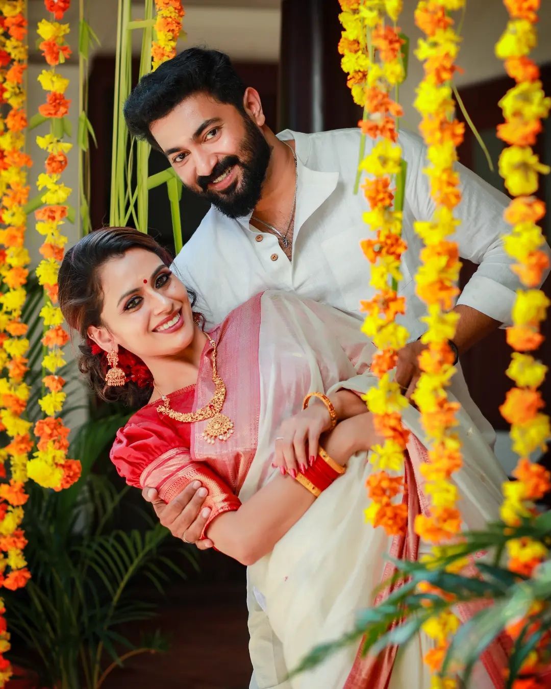 അമ്പോ കളറായിട്ടുണ്ടല്ലോ......! ഓണം സ്പെഷ്യൽ കപ്പിൾ ഫോട്ടോസുമായി ധന്യയും ജോണും!