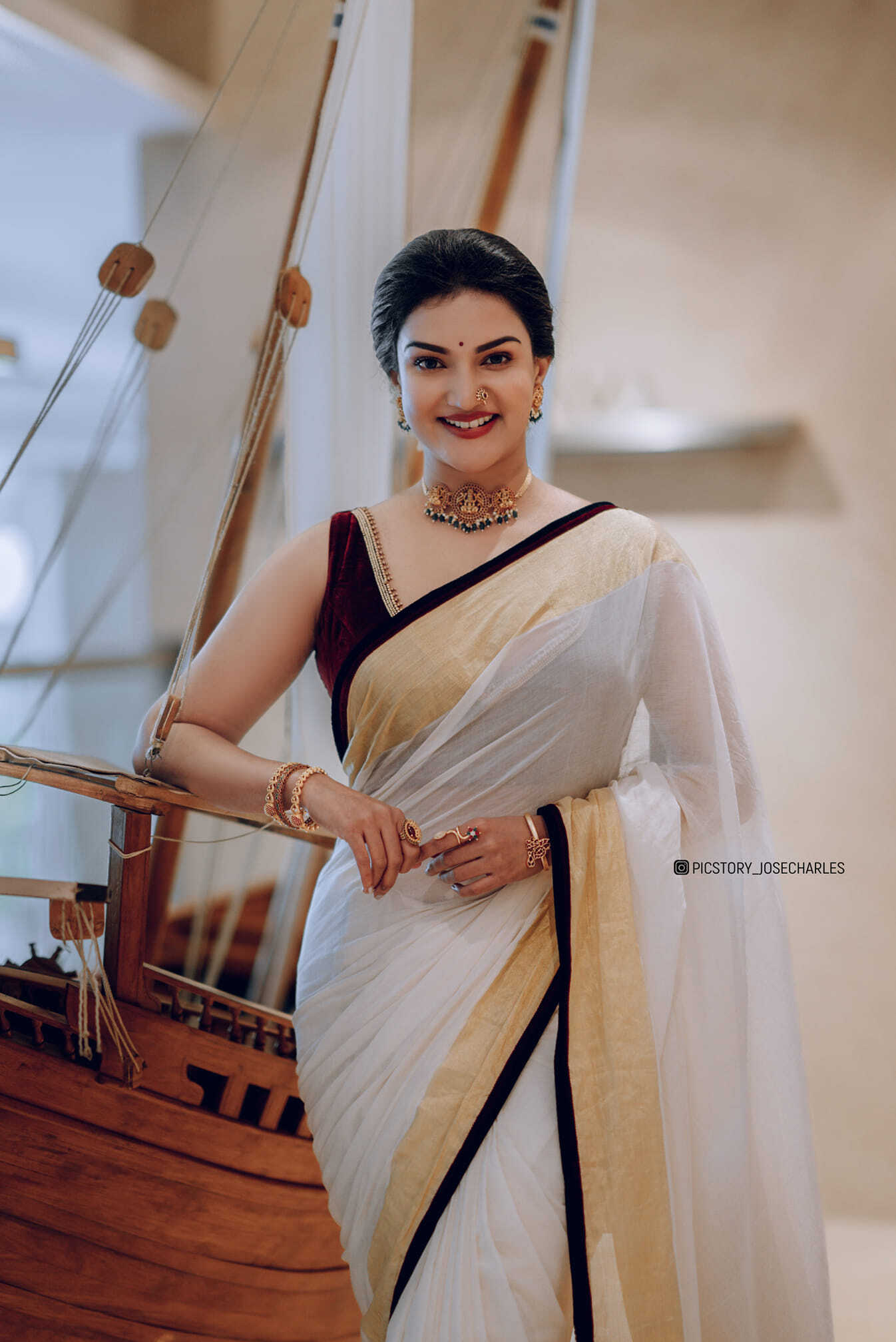 സാരിയുടുത്തോ....പിന്നെ ലുക്കാണ്; ഞെട്ടിക്കുന്ന ലുക്കിൽ ഹണി റോസ്, വൈറൽ ചിത്രങ്ങൾ