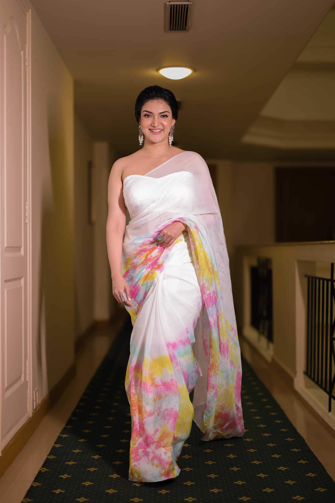 സാരിയുടുത്തോ....പിന്നെ ലുക്കാണ്; ഞെട്ടിക്കുന്ന ലുക്കിൽ ഹണി റോസ്, വൈറൽ ചിത്രങ്ങൾ