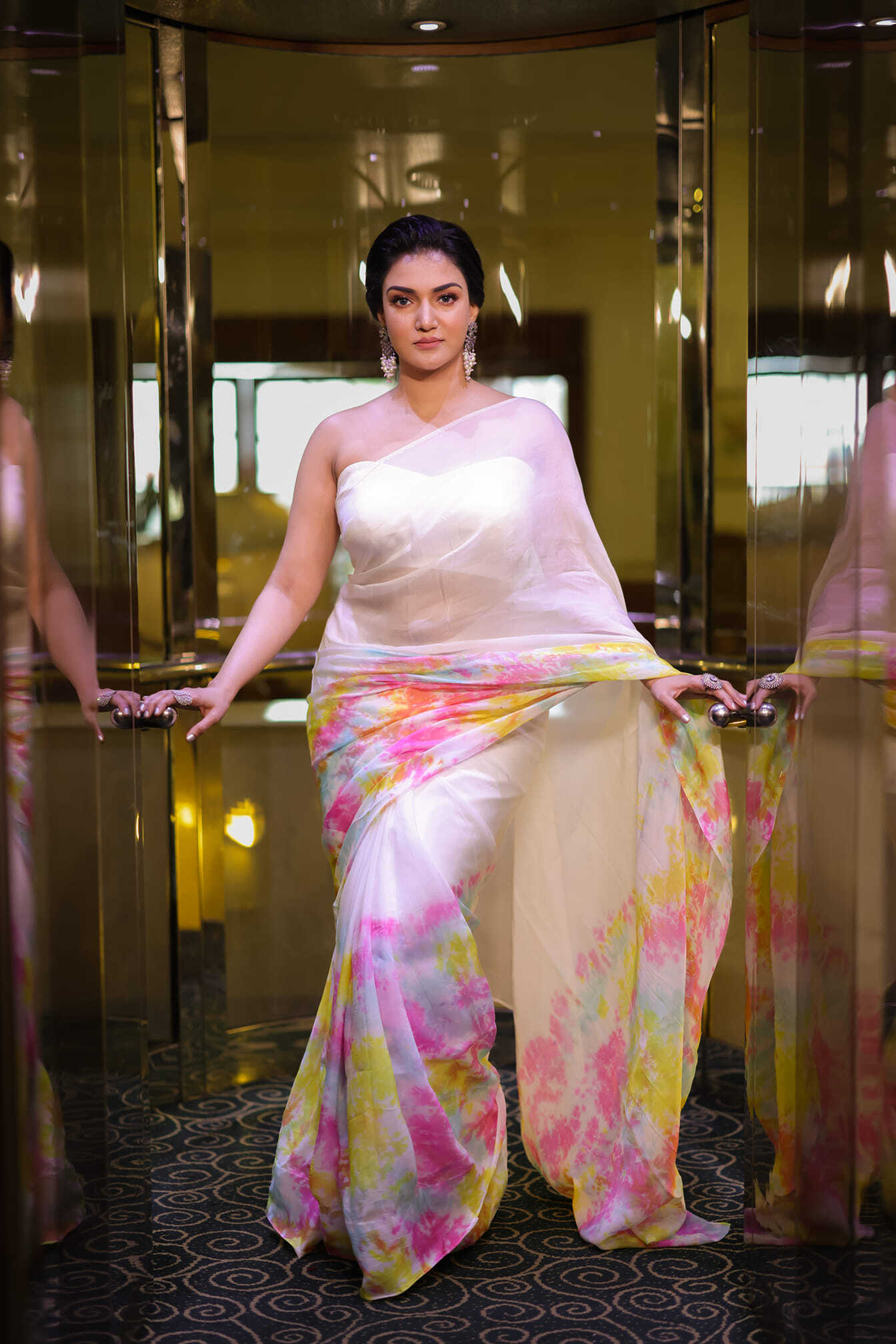 സാരിയുടുത്തോ....പിന്നെ ലുക്കാണ്; ഞെട്ടിക്കുന്ന ലുക്കിൽ ഹണി റോസ്, വൈറൽ ചിത്രങ്ങൾ