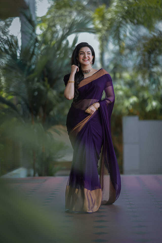 സാരിയുടുത്തോ....പിന്നെ ലുക്കാണ്; ഞെട്ടിക്കുന്ന ലുക്കിൽ ഹണി റോസ്, വൈറൽ ചിത്രങ്ങൾ