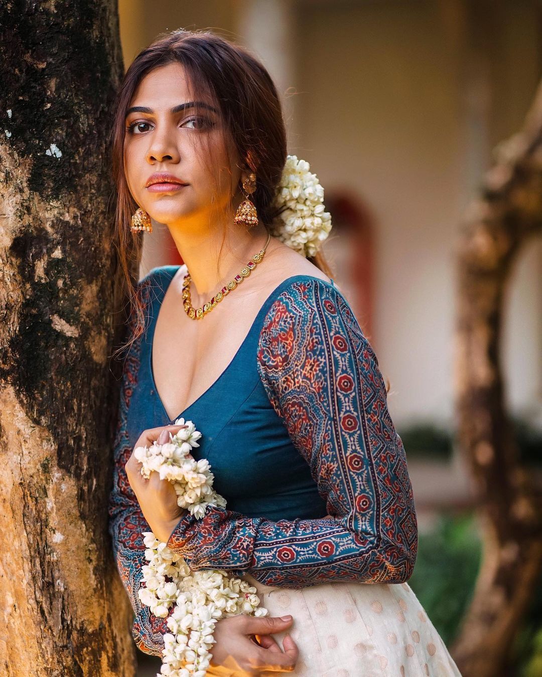 കയ്യില്‍ മുല്ലപ്പൂ..പക്ഷേ ചുണ്ടിലെ ചിരിയെവിടെ; ക്വീന്‍ ഓഫ് ആറ്റിറ്റിയൂഡ്!!മഡോണയുടെ ചിത്രങ്ങള്‍ വൈറല്‍