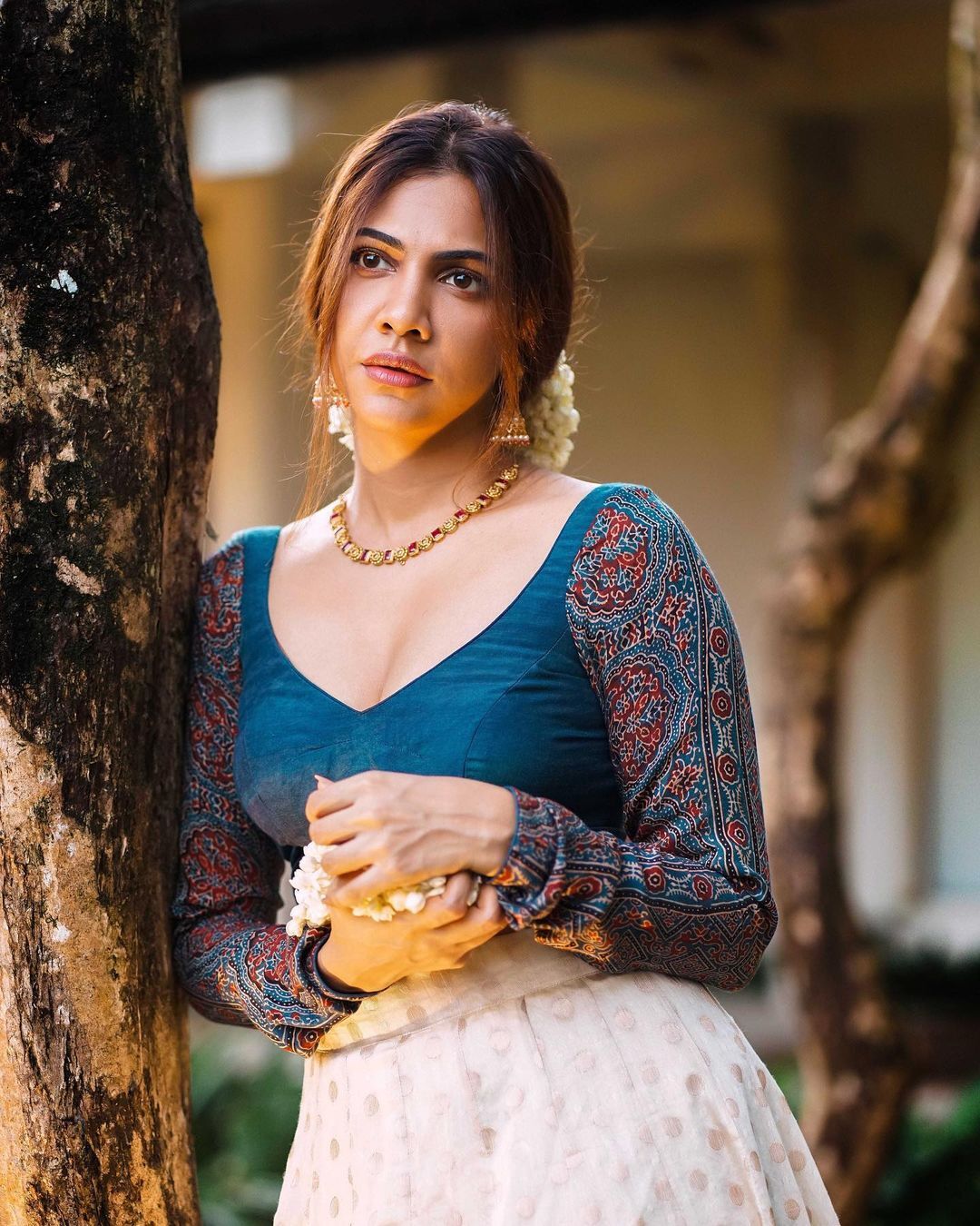 കയ്യില്‍ മുല്ലപ്പൂ..പക്ഷേ ചുണ്ടിലെ ചിരിയെവിടെ; ക്വീന്‍ ഓഫ് ആറ്റിറ്റിയൂഡ്!!മഡോണയുടെ ചിത്രങ്ങള്‍ വൈറല്‍