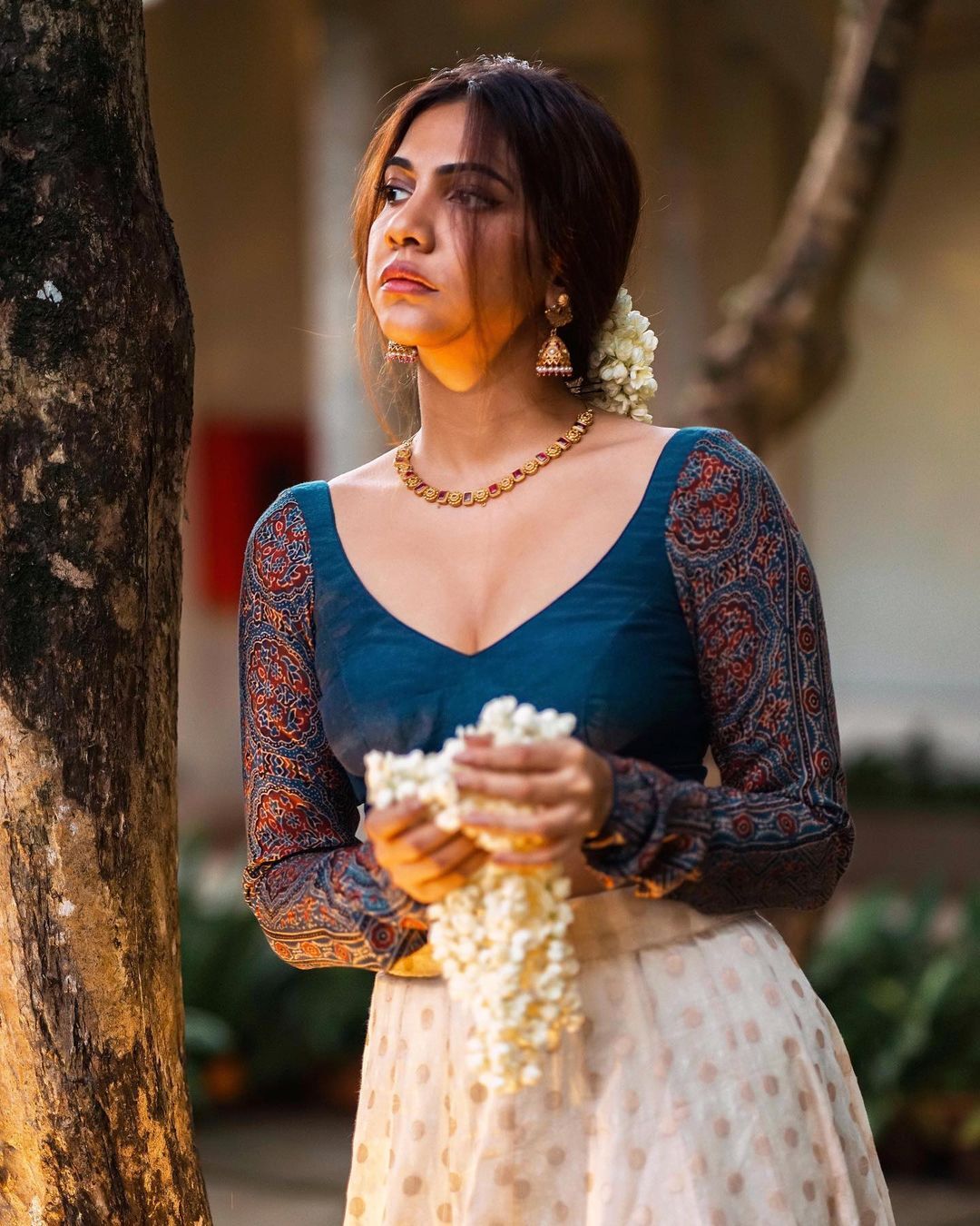 കയ്യില്‍ മുല്ലപ്പൂ..പക്ഷേ ചുണ്ടിലെ ചിരിയെവിടെ; ക്വീന്‍ ഓഫ് ആറ്റിറ്റിയൂഡ്!!മഡോണയുടെ ചിത്രങ്ങള്‍ വൈറല്‍