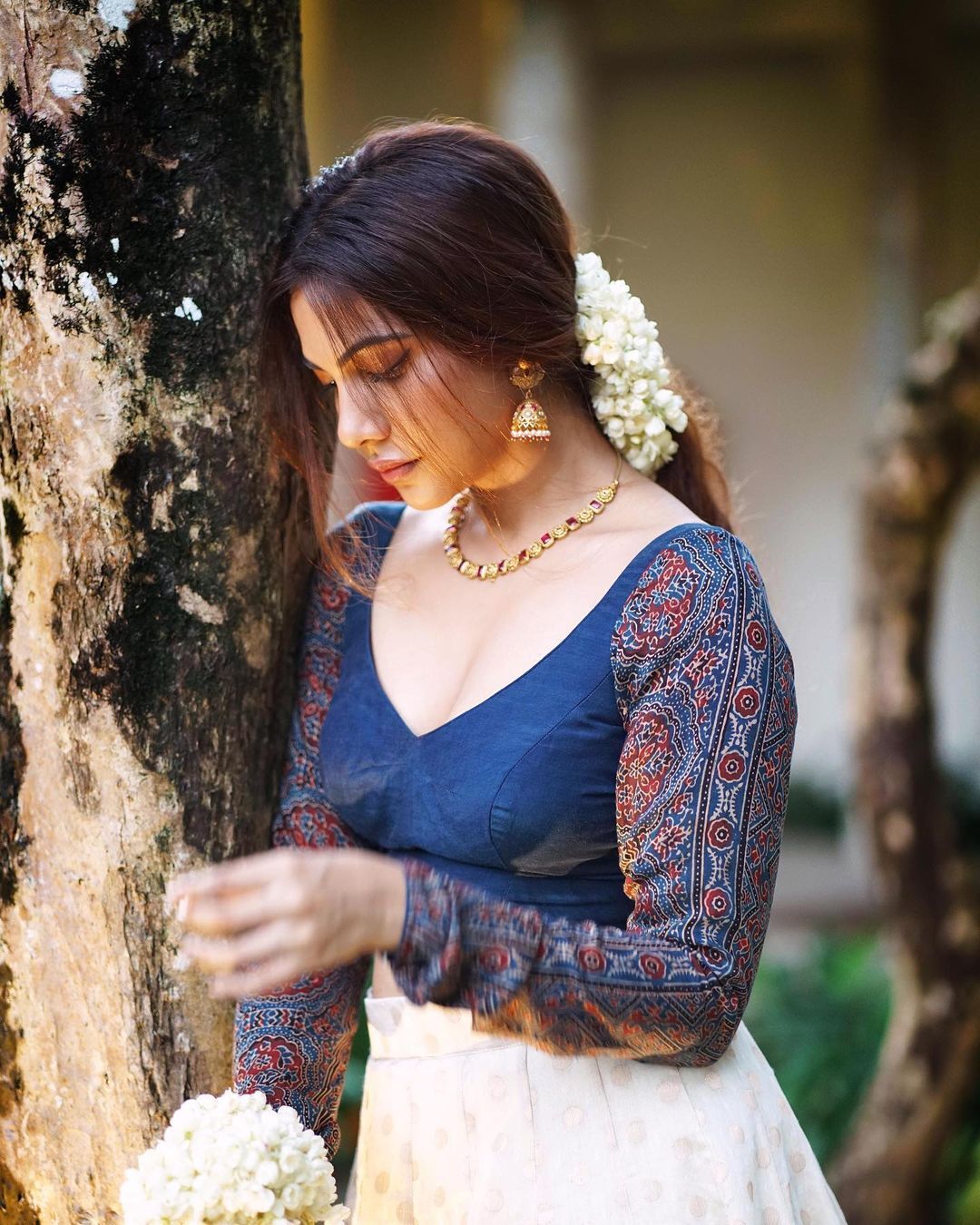 കയ്യില്‍ മുല്ലപ്പൂ..പക്ഷേ ചുണ്ടിലെ ചിരിയെവിടെ; ക്വീന്‍ ഓഫ് ആറ്റിറ്റിയൂഡ്!!മഡോണയുടെ ചിത്രങ്ങള്‍ വൈറല്‍