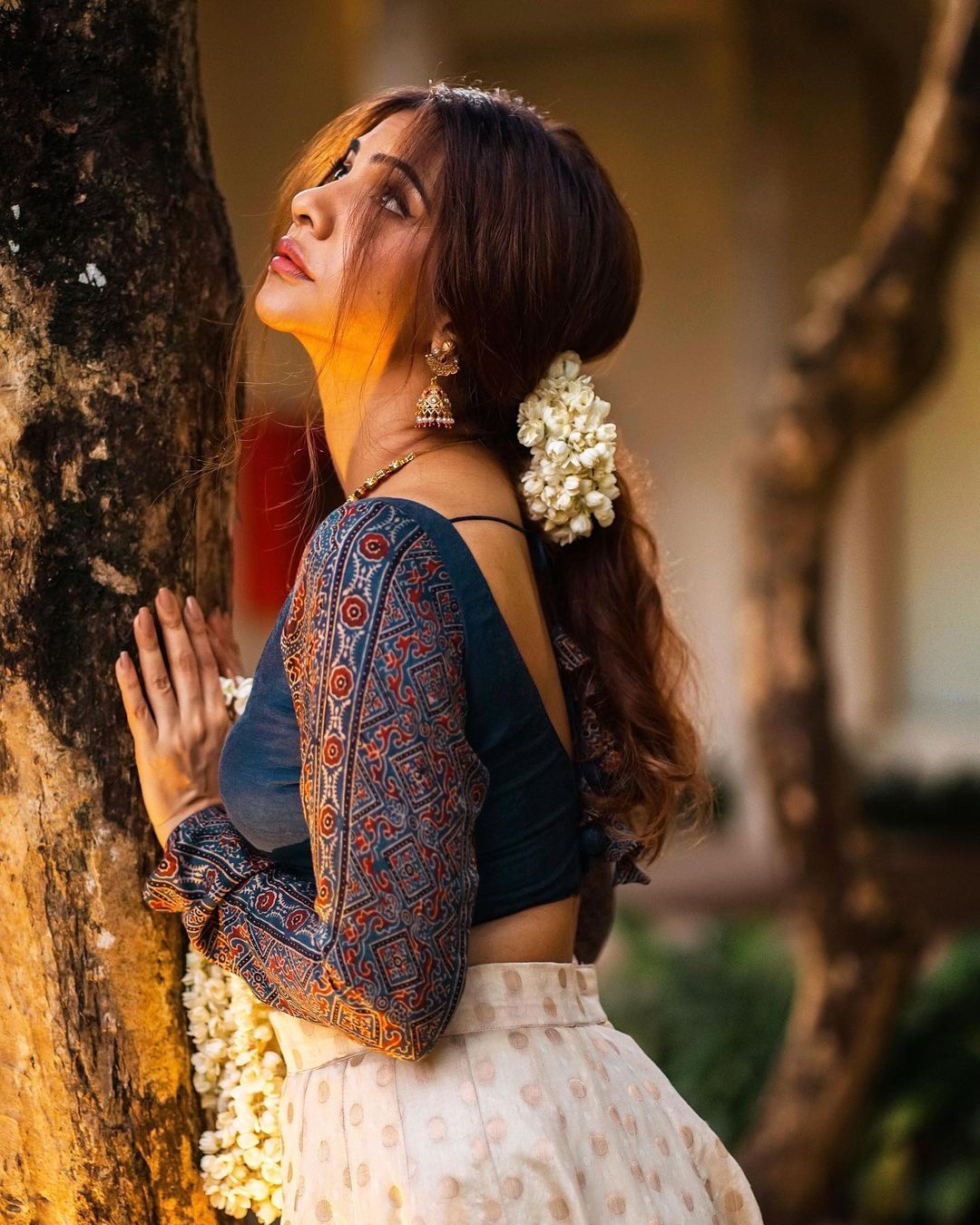 കയ്യില്‍ മുല്ലപ്പൂ..പക്ഷേ ചുണ്ടിലെ ചിരിയെവിടെ; ക്വീന്‍ ഓഫ് ആറ്റിറ്റിയൂഡ്!!മഡോണയുടെ ചിത്രങ്ങള്‍ വൈറല്‍