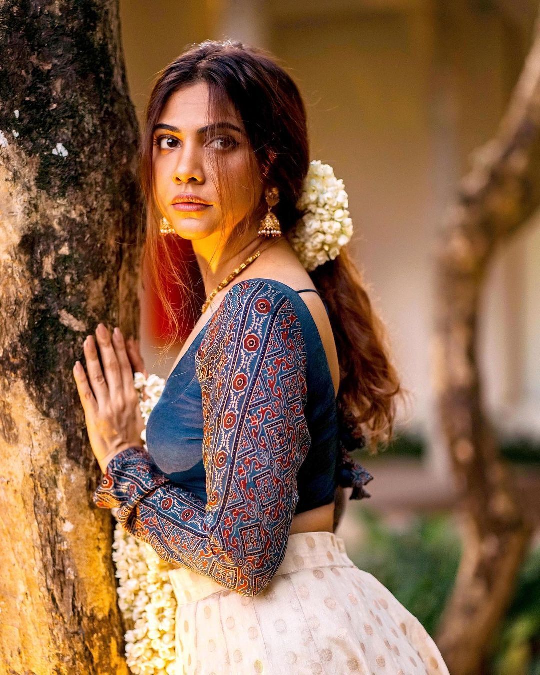 കയ്യില്‍ മുല്ലപ്പൂ..പക്ഷേ ചുണ്ടിലെ ചിരിയെവിടെ; ക്വീന്‍ ഓഫ് ആറ്റിറ്റിയൂഡ്!!മഡോണയുടെ ചിത്രങ്ങള്‍ വൈറല്‍