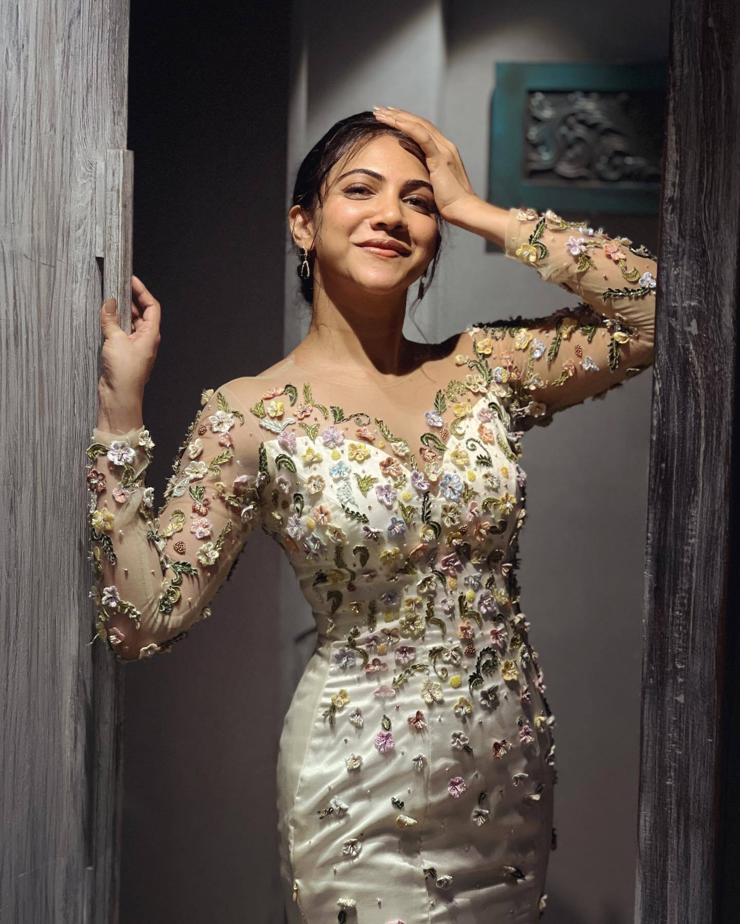 കയ്യില്‍ മുല്ലപ്പൂ..പക്ഷേ ചുണ്ടിലെ ചിരിയെവിടെ; ക്വീന്‍ ഓഫ് ആറ്റിറ്റിയൂഡ്!!മഡോണയുടെ ചിത്രങ്ങള്‍ വൈറല്‍