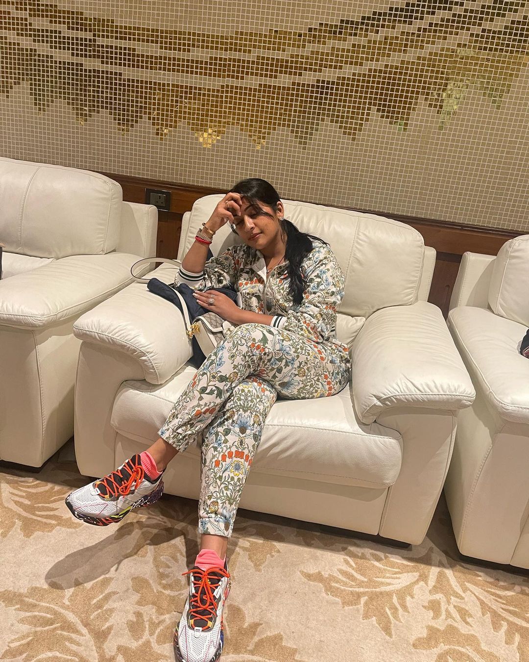 ഒരേ പൊളി... പുത്തന്‍ മേക്കോവറില്‍ നവ്യ നായര്‍; കൂടെ കൂടെ ചെറുപ്പമാകുകയാണല്ലോ