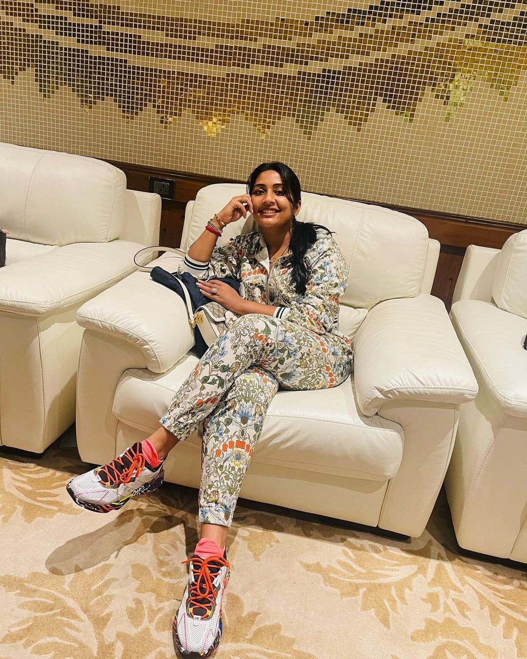 ഒരേ പൊളി... പുത്തന്‍ മേക്കോവറില്‍ നവ്യ നായര്‍; കൂടെ കൂടെ ചെറുപ്പമാകുകയാണല്ലോ