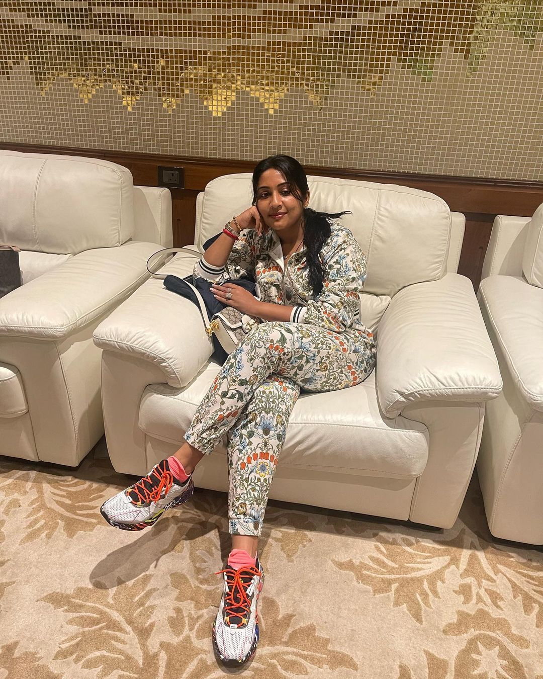 ഒരേ പൊളി... പുത്തന്‍ മേക്കോവറില്‍ നവ്യ നായര്‍; കൂടെ കൂടെ ചെറുപ്പമാകുകയാണല്ലോ