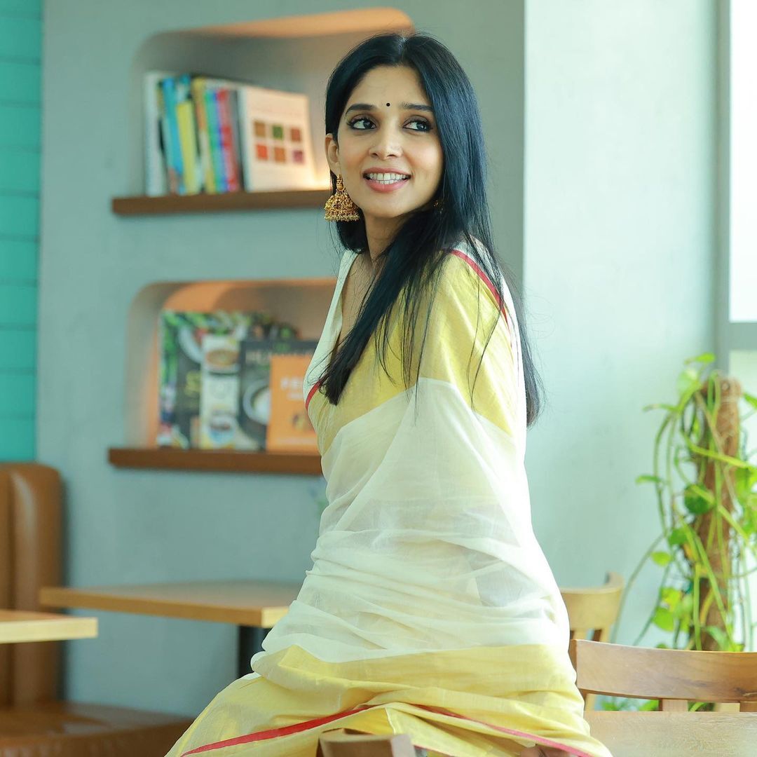 എന്താ ഒരു ലുക്ക്, ഓണം അടിച്ചുപൊളിച്ചല്ലേ...വൈറലായി നൈല ഉഷയുടെ ചിത്രങ്ങള്‍