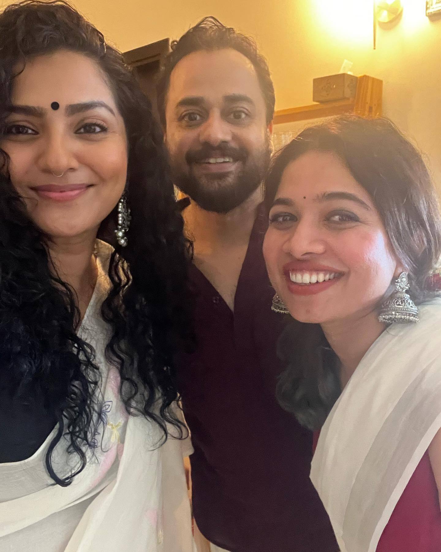 ഓണാഘോഷം കഴിഞ്ഞില്ലേ..? സാരിയില്‍ തിളങ്ങി പാര്‍വതി, വൈറല്‍ ചിത്രങ്ങള്‍