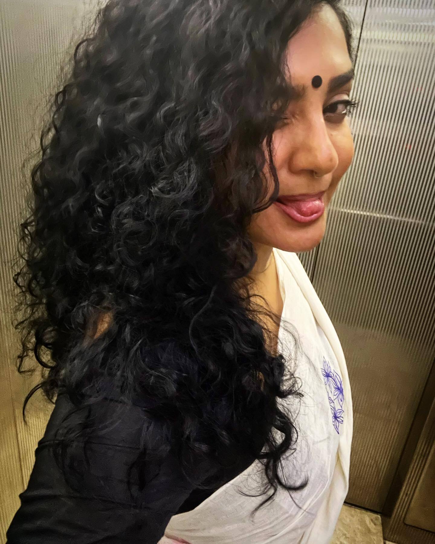 ഓണാഘോഷം കഴിഞ്ഞില്ലേ..? സാരിയില്‍ തിളങ്ങി പാര്‍വതി, വൈറല്‍ ചിത്രങ്ങള്‍